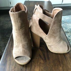Bella Marie tan heels, size 5.5